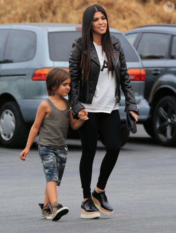 Kourtney Kardashian et son fils Mason arrivent à l'AMF Woodlake Lanes à Woodland Hills. Le 1er juillet 2015.