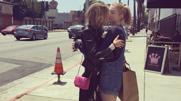Miley Cyrus et Stella Maxwell, en couple ?  Surprises en plein baiser