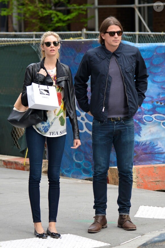 Josh Hartnett et sa petite amie Tamsin Egerton font du shopping à New York, le 6 mai 2013