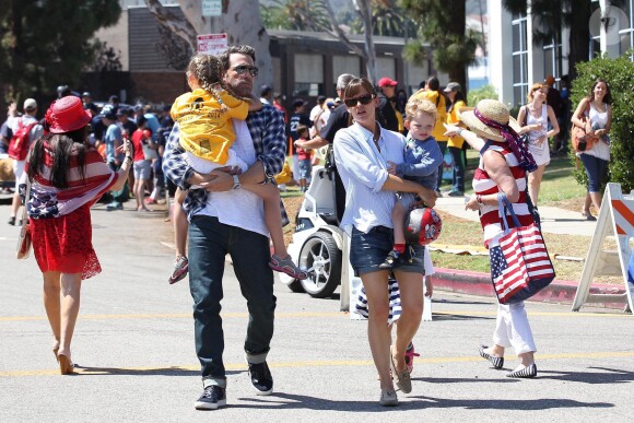 Ben Affleck et Jennifer Garner en compagnie de leurs enfants à Los Angeles le 4 Juillet 2014 .