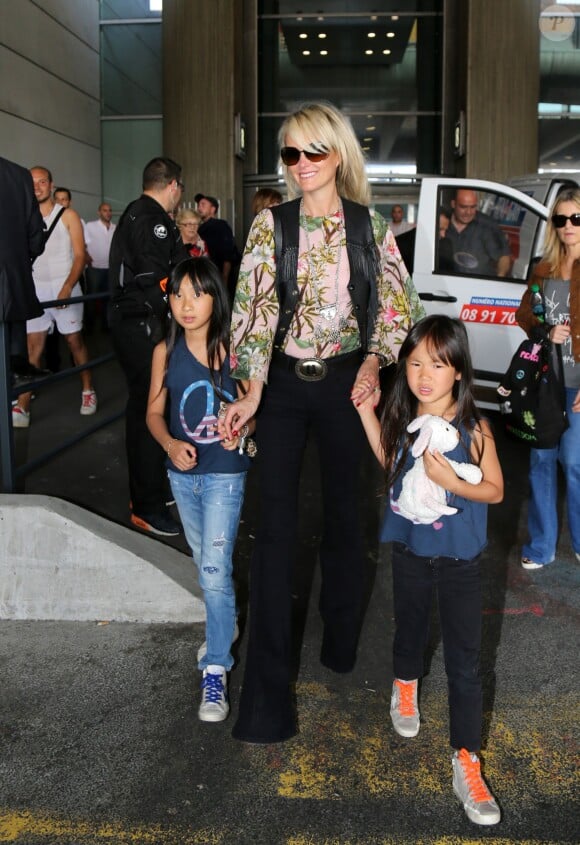Johnny Hallyday, Laeticia, Jade, Joy et Elyette Boudou, la grand-mère de Laeticia, arrivent à l'aéroport Paris Charles de Gaulle le 26 juin 2015.