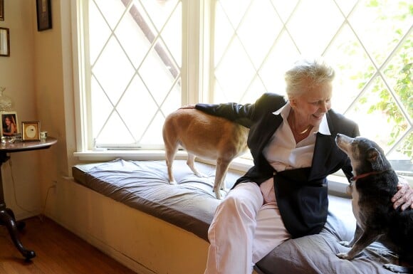 Exclusif - Diana Dill, la mère de Michael Douglas, dans sa maison en Californie en février 2014.