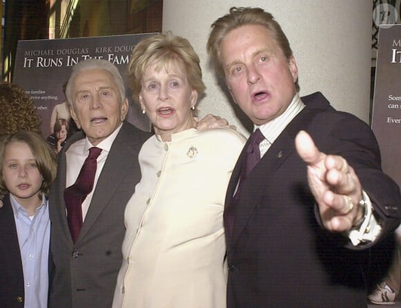 Kirk et Diana avec Michael Douglas à New York en avril 2003. 