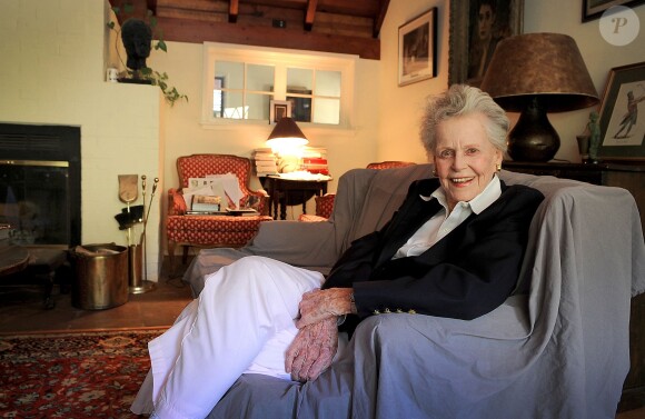 Exclusif - Diana Dill, la mère de Michael Douglas, dans sa maison en Californie en février 2014.
