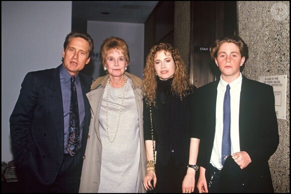 Michael Douglas, sa mère Diana, son ex Diandra et leur fils Cameron en 1993.