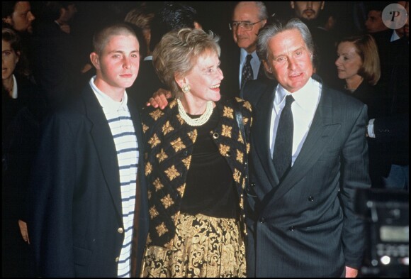 Michael Douglas, son fils Cameron et sa mère Diana à Los Angeles en 1995.