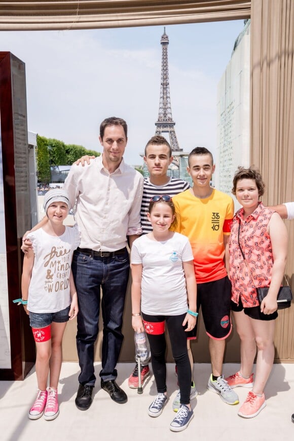 Exclusif - Grand Corps Malade et les enfants de l'association "Sourire à la vie" lors du Paris Eiffel Jumping du Longines Global Champions Tour, le 5 juillet 2015 sur le Champs-de-Mars à Paris