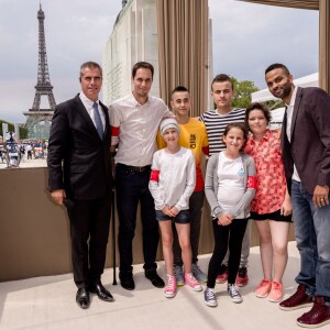 Exclusif - Grand Corps Malade et Tony Parker avec les enfants de l'association "Sourire à la Vie" lors du Paris Eiffel Jumping du Longines Global Champions Tour, le 5 juillet 2015 sur le Champs-de-Mars à Paris