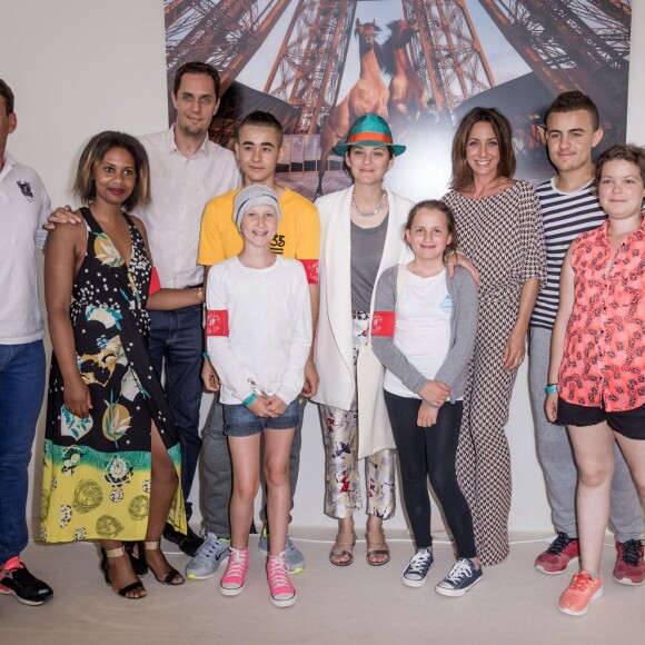 Exclusif - Grand Corps Malade, Marion Cotillard et Virginie Guilhaume avec les enfants de l'association "Sourire à la Vie" lors du Paris Eiffel Jumping du Longines Global Champions Tour, le 5 juillet 2015 sur le Champs-de-Mars à Paris