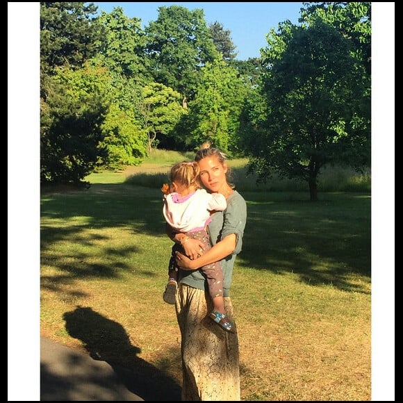 Elsa Pataky avec sa fille India à Londres le 13 juin 2015.