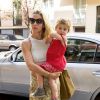 Elsa Pataky arrive à Madrid le 6 juillet 2015 avec sa fille India Rose.