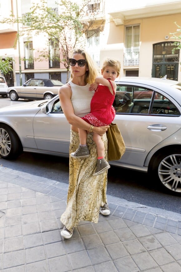 Elsa Pataky arrive à Madrid le 6 juillet 2015 avec sa fille India Rose.
