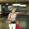 Elsa Pataky arrive à Madrid le 6 juillet 2015 avec sa fille India Rose.