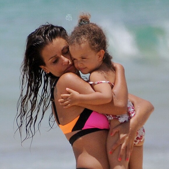 Monica Cruz et sa fille Antonella sur une plage lors de leurs vacances en famille à Cadiz. Le 6 juillet 2015  