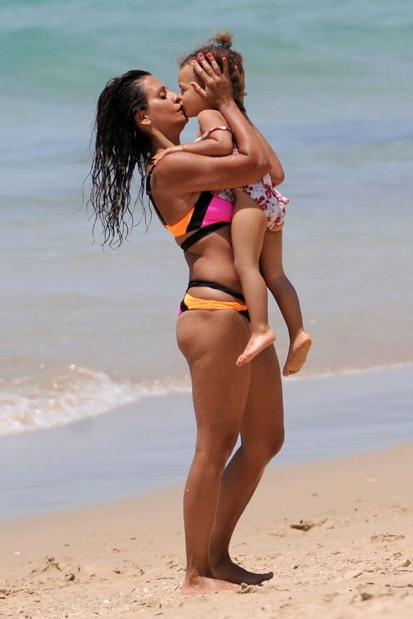 Monica Cruz et sa fille Antonella sur une plage lors de leurs vacances en famille à Cadiz. Le 6 juillet 2015  