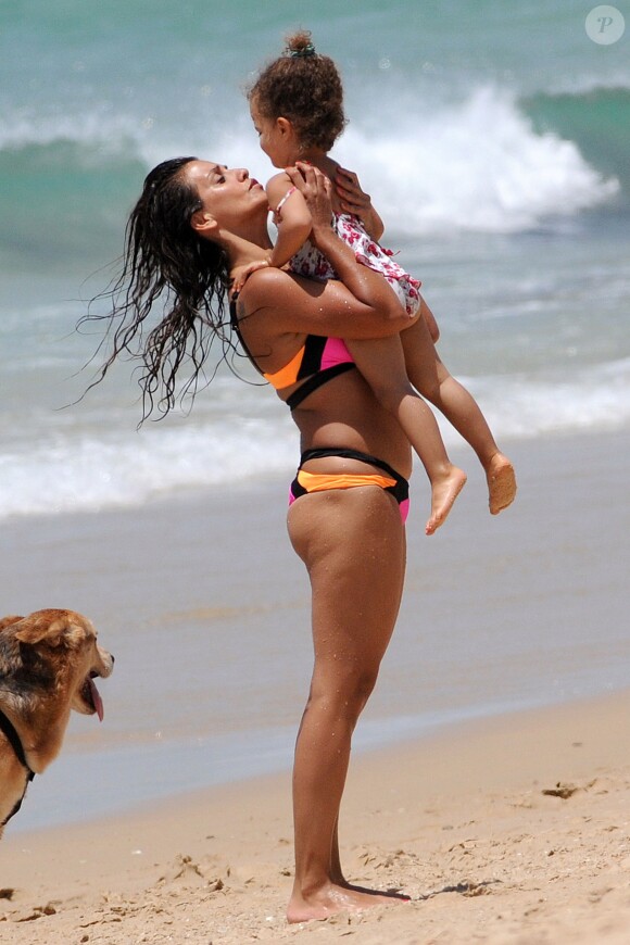 Monica Cruz et sa fille Antonella sur une plage lors de leurs vacances en famille à Cadiz. Le 6 juillet 2015 