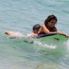 Monica et son frère Eduardo Cruz sur une plage lors de leurs vacances en famille à Cadiz. Le 6 juillet 2015 