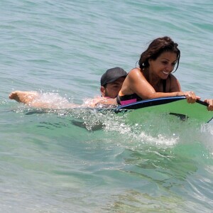 Monica et son frère Eduardo Cruz sur une plage lors de leurs vacances en famille à Cadiz. Le 6 juillet 2015 