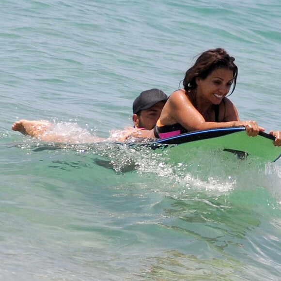 Monica et son frère Eduardo Cruz sur une plage lors de leurs vacances en famille à Cadiz. Le 6 juillet 2015 