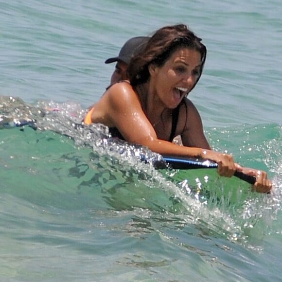 Monica et son frère Eduardo Cruz sur une plage lors de leurs vacances en famille à Cadiz. Le 6 juillet 2015 