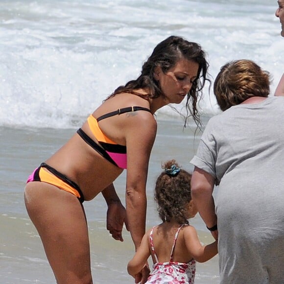 Monica Cruz et sa fille Antonella sur une plage lors de leurs vacances en famille à Cadiz. Le 6 juillet 2015 