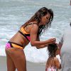 Monica Cruz et sa fille Antonella sur une plage lors de leurs vacances en famille à Cadiz. Le 6 juillet 2015