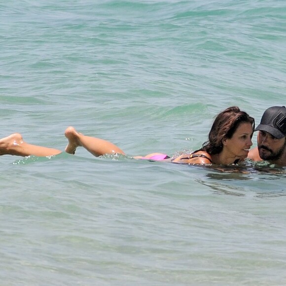 Monica et son frère Eduardo Cruz sur une plage lors de leurs vacances en famille à Cadiz. Le 6 juillet 2015 