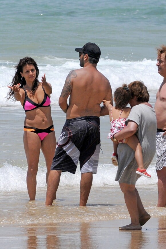 Monica Cruz, sa fille Antonella et son frère Eduardo Cruz sur une plage lors de leurs vacances en famille à Cadiz. Le 6 juillet 2015 