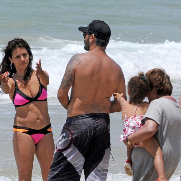 Monica Cruz, sa fille Antonella et son frère Eduardo Cruz sur une plage lors de leurs vacances en famille à Cadiz. Le 6 juillet 2015 