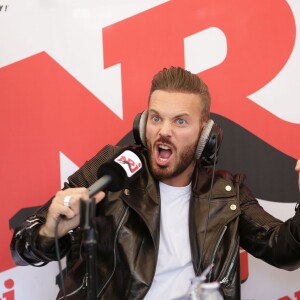 Le chanteur M. Pokora signe des autographes à ses nombreux fans en arrivant dans les studios de la radio NRJ, pour une émission exceptionnelle en public depuis la brasserie La Chicorée, à l'occasion de sa série de trois concerts au Zénith de Lille. Le 17 avril 2015.