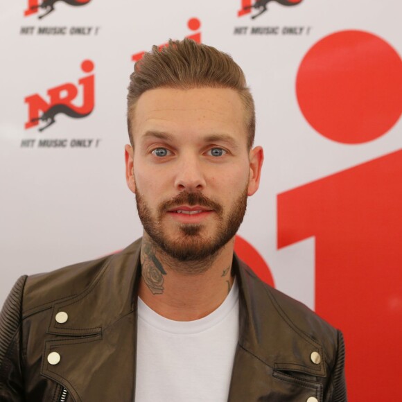 Matt Pokora (M. Pokora) signe des autographes à ses nombreux fans en arrivant dans les studios de la radio NRJ, pour une émission exceptionnelle en public depuis la brasserie La Chicorée, à l'occasion de sa série de trois concerts au Zénith de Lille. Le 17 avril 2015.