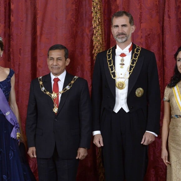 La reine Letizia et le roi Felipe VI d'Espagne étaient le 7 juillet 2015 les hôtes d'un dîner de gala au palais de la Zarzuela, à Madrid, en l'honneur de la visite d'Etat du président du Pérou Ollanta Humala et de sa femme Nadine Heredia Alarcon.