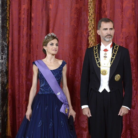 La reine Letizia et le roi Felipe VI d'Espagne étaient le 7 juillet 2015 les hôtes d'un dîner de gala au palais de la Zarzuela, à Madrid, en l'honneur de la visite d'Etat du président du Pérou Ollanta Humala et de sa femme Nadine Heredia Alarcon.