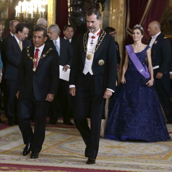 La reine Letizia et le roi Felipe VI d'Espagne étaient le 7 juillet 2015 les hôtes d'un dîner de gala au palais de la Zarzuela, à Madrid, en l'honneur de la visite d'Etat du président du Pérou Ollanta Humala et de sa femme Nadine Heredia Alarcon.