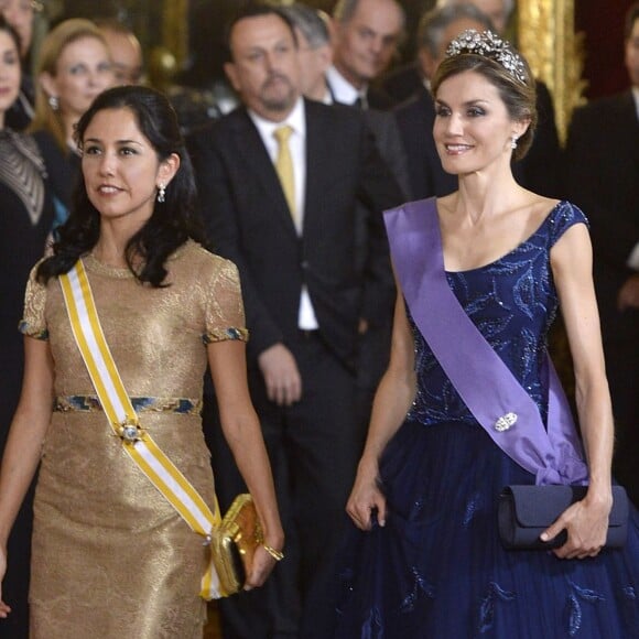 La reine Letizia et le roi Felipe VI d'Espagne étaient le 7 juillet 2015 les hôtes d'un dîner de gala au palais de la Zarzuela, à Madrid, en l'honneur de la visite d'Etat du président du Pérou Ollanta Humala et de sa femme Nadine Heredia Alarcon.