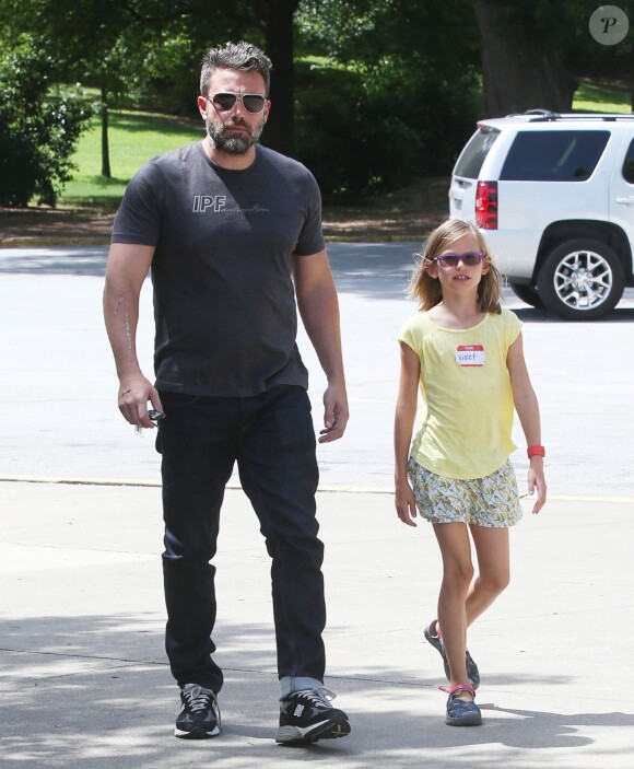 Exclusif - Ben Affleck se rend au Atlanta Cyclorama & Civil War Museum avec sa fille Violet à Atlanta, le 9 juillet 2015. L'acteur porte toujours son alliance, et semble en meilleure forme.