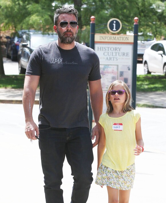 Exclusif - Ben Affleck se rend au "Atlanta Cyclorama & Civil War Museum" avec sa fille Violet à Atlanta, le 9 juillet 2015. L'acteur porte toujours son alliance, et semble en meilleure forme.