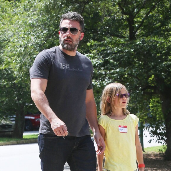 Exclusif - Ben Affleck se rend au "Atlanta Cyclorama & Civil War Museum" avec sa fille Violet à Atlanta, le 9 juillet 2015. L'acteur porte toujours son alliance, et semble en meilleure forme.