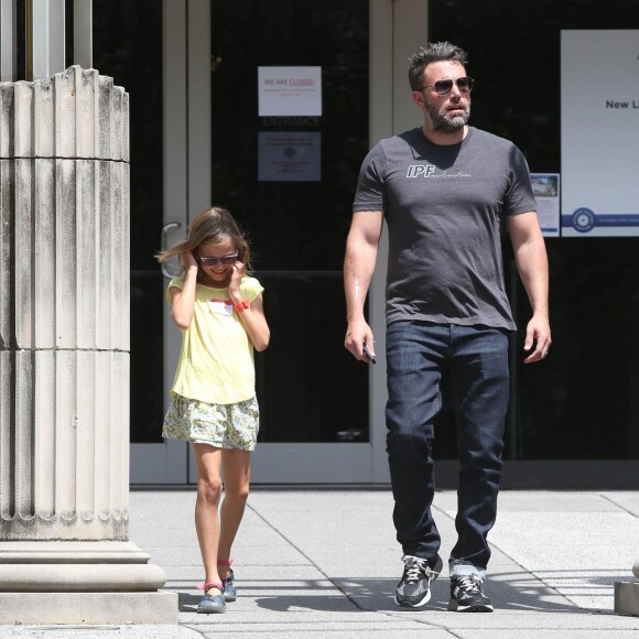 Exclusif - Ben Affleck se rend au "Atlanta Cyclorama & Civil War Museum" avec sa fille Violet à Atlanta, le 9 juillet 2015. L'acteur porte toujours son alliance, et semble en meilleure forme.