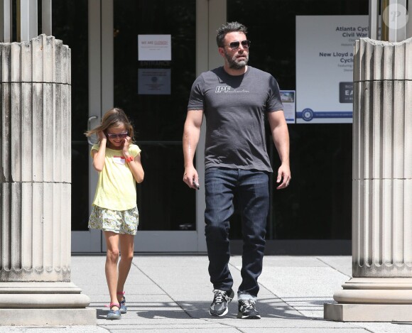 Exclusif - Ben Affleck se rend au "Atlanta Cyclorama & Civil War Museum" avec sa fille Violet à Atlanta, le 9 juillet 2015. L'acteur porte toujours son alliance, et semble en meilleure forme.