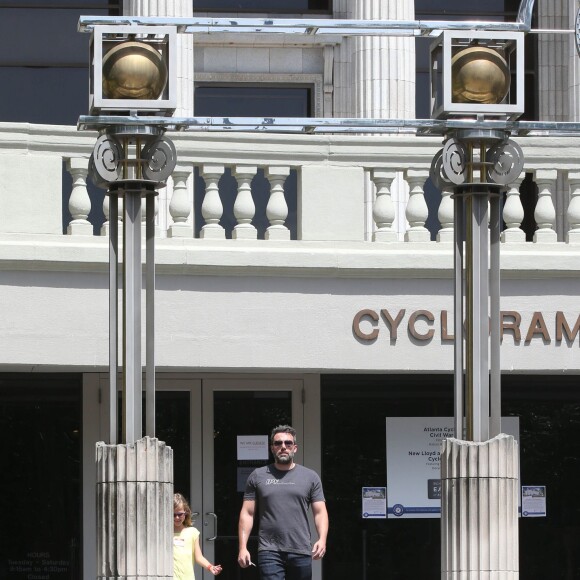 Exclusif - Ben Affleck se rend au "Atlanta Cyclorama & Civil War Museum" avec sa fille Violet à Atlanta, le 9 juillet 2015. L'acteur porte toujours son alliance, et semble en meilleure forme.