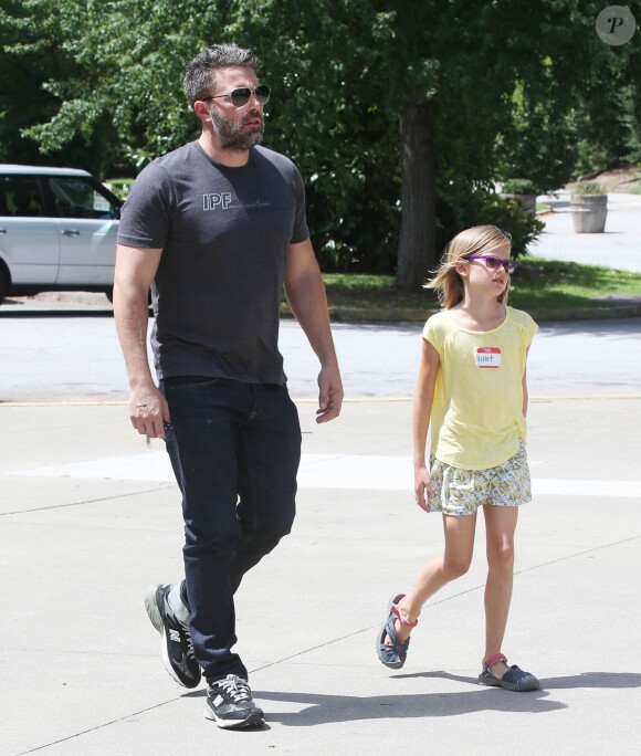 Exclusif - Ben Affleck se rend au "Atlanta Cyclorama & Civil War Museum" avec sa fille Violet à Atlanta, le 9 juillet 2015. L'acteur porte toujours son alliance, et semble en meilleure forme.