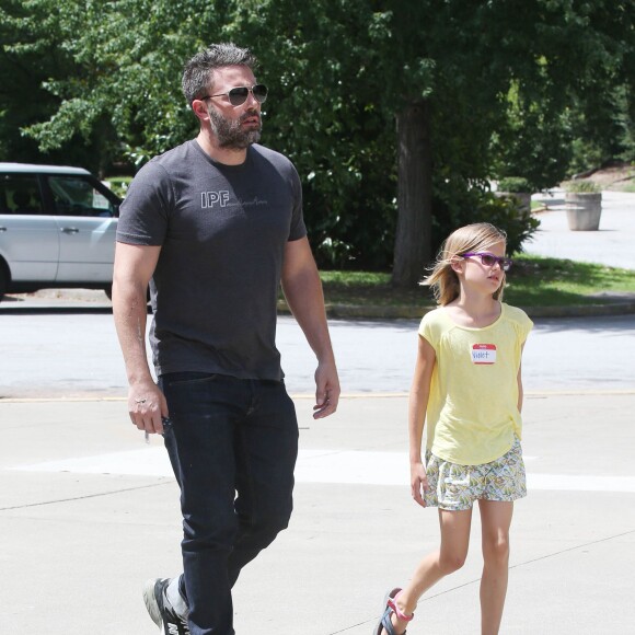 Exclusif - Ben Affleck se rend au "Atlanta Cyclorama & Civil War Museum" avec sa fille Violet à Atlanta, le 9 juillet 2015. L'acteur porte toujours son alliance, et semble en meilleure forme.