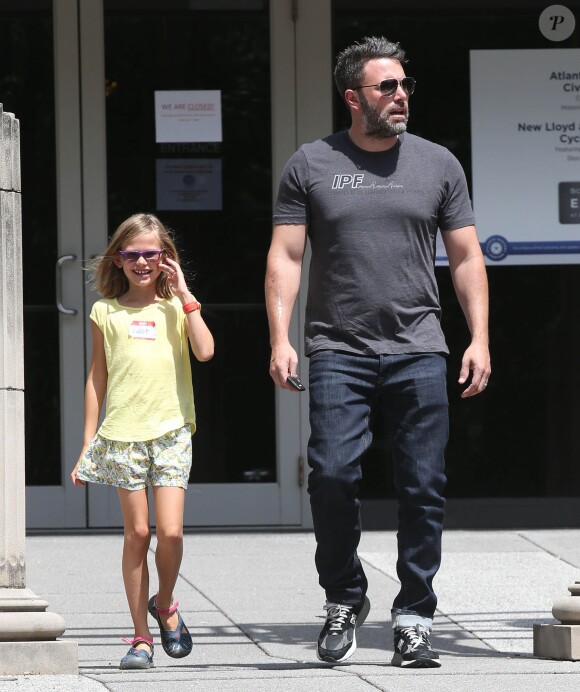 Exclusif - Ben Affleck se rend au "Atlanta Cyclorama & Civil War Museum" avec sa fille Violet à Atlanta, le 9 juillet 2015. L'acteur porte toujours son alliance, et semble en meilleure forme.