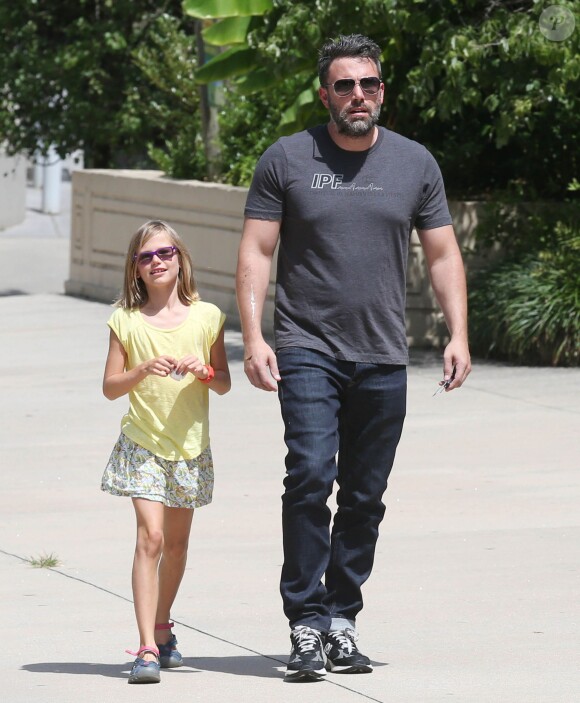 Exclusif - Ben Affleck se rend au "Atlanta Cyclorama & Civil War Museum" avec sa fille Violet à Atlanta, le 9 juillet 2015. L'acteur porte toujours son alliance, et semble en meilleure forme.