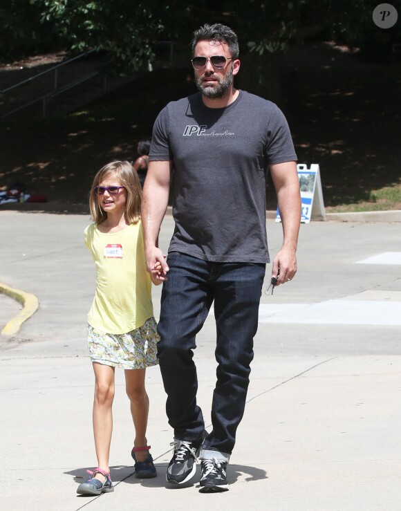 Exclusif - Ben Affleck avec sa fille Violet à Atlanta, le 9 juillet 2015. L'acteur porte toujours son alliance.