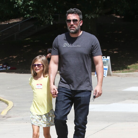 Exclusif - Ben Affleck avec sa fille Violet à Atlanta, le 9 juillet 2015. L'acteur porte toujours son alliance.