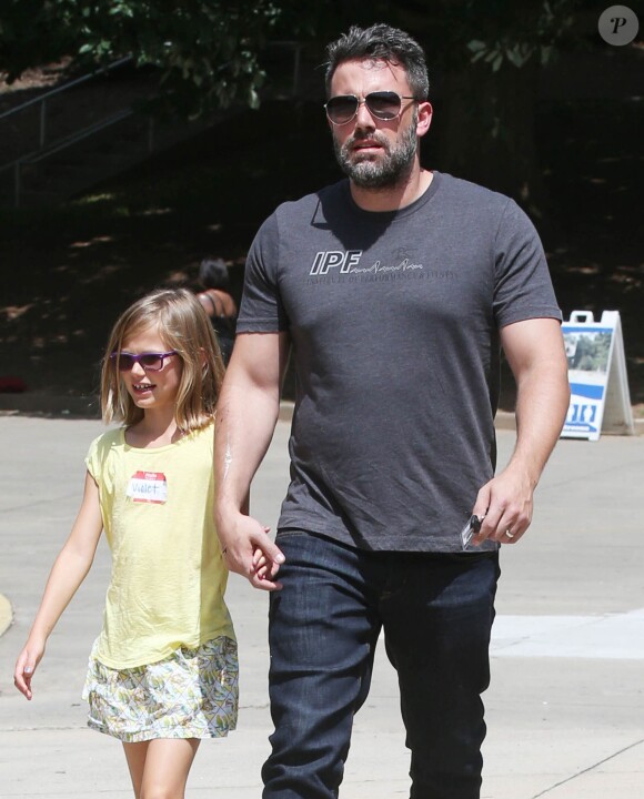 Exclusif - Ben Affleck se rend au "Atlanta Cyclorama & Civil War Museum" avec sa fille Violet à Atlanta, le 9 juillet 2015. L'acteur porte toujours son alliance, et semble en meilleure forme.