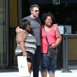 Exclusif - Ben Affleck pose avec des fans à Atlanta, le 9 juillet 2015.