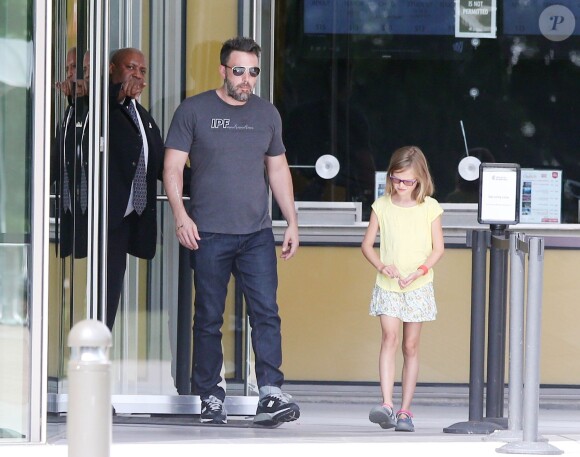 Exclusif - Ben Affleck se rend au "Atlanta Cyclorama & Civil War Museum" avec sa fille Violet à Atlanta, le 9 juillet 2015. L'acteur porte toujours son alliance, et semble en meilleure forme.